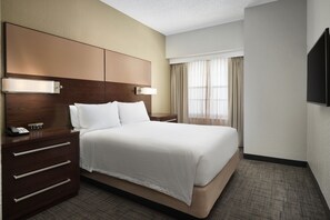 1 dormitorio, ropa de cama de alta calidad, escritorio y cortinas opacas