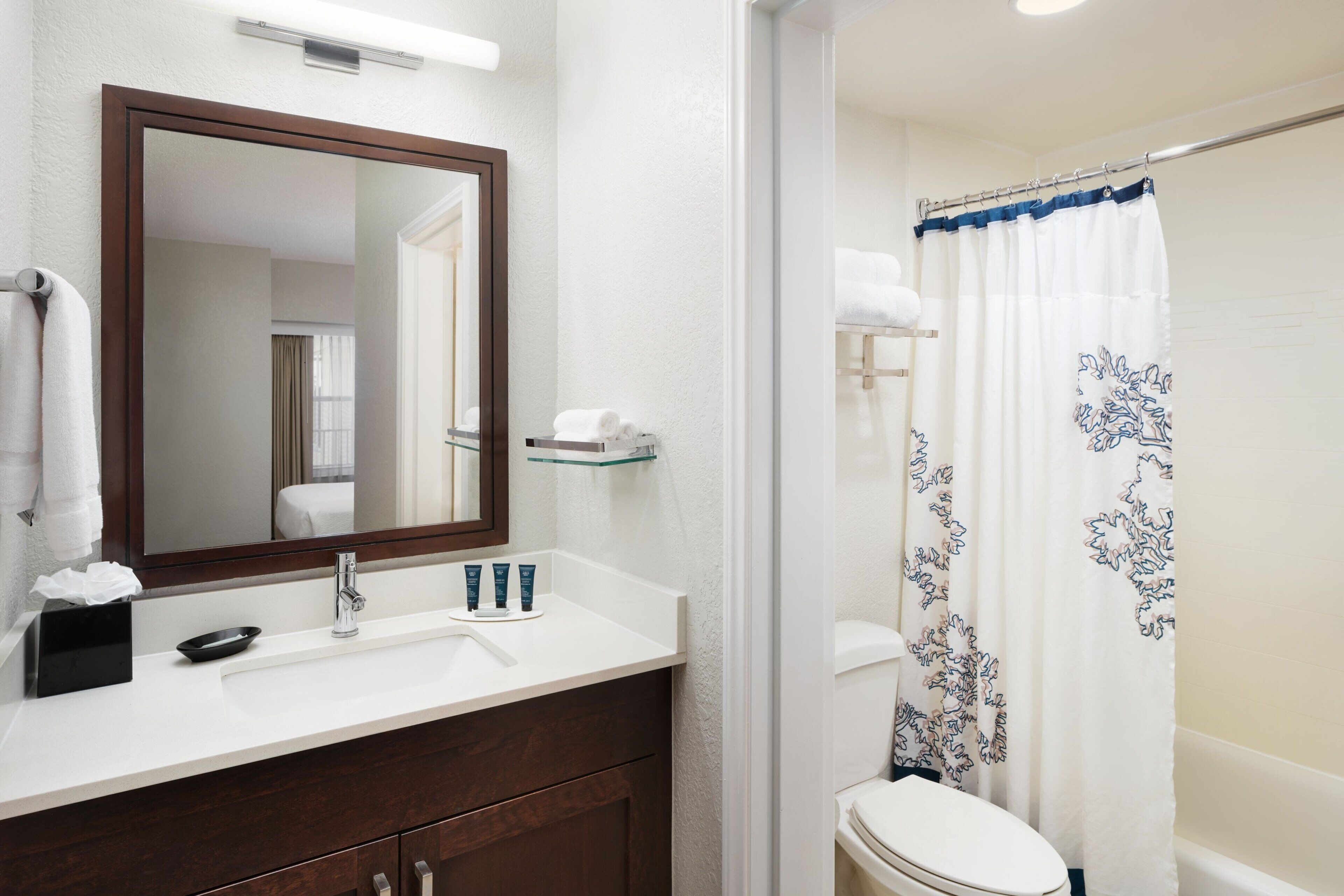suite, 2 bedrooms, non smoking | bathroom | free toiletries, hair dryer, towels
