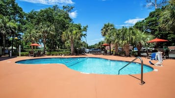Una piscina al aire libre de temporada (de 09:00 a 22:00), sombrillas