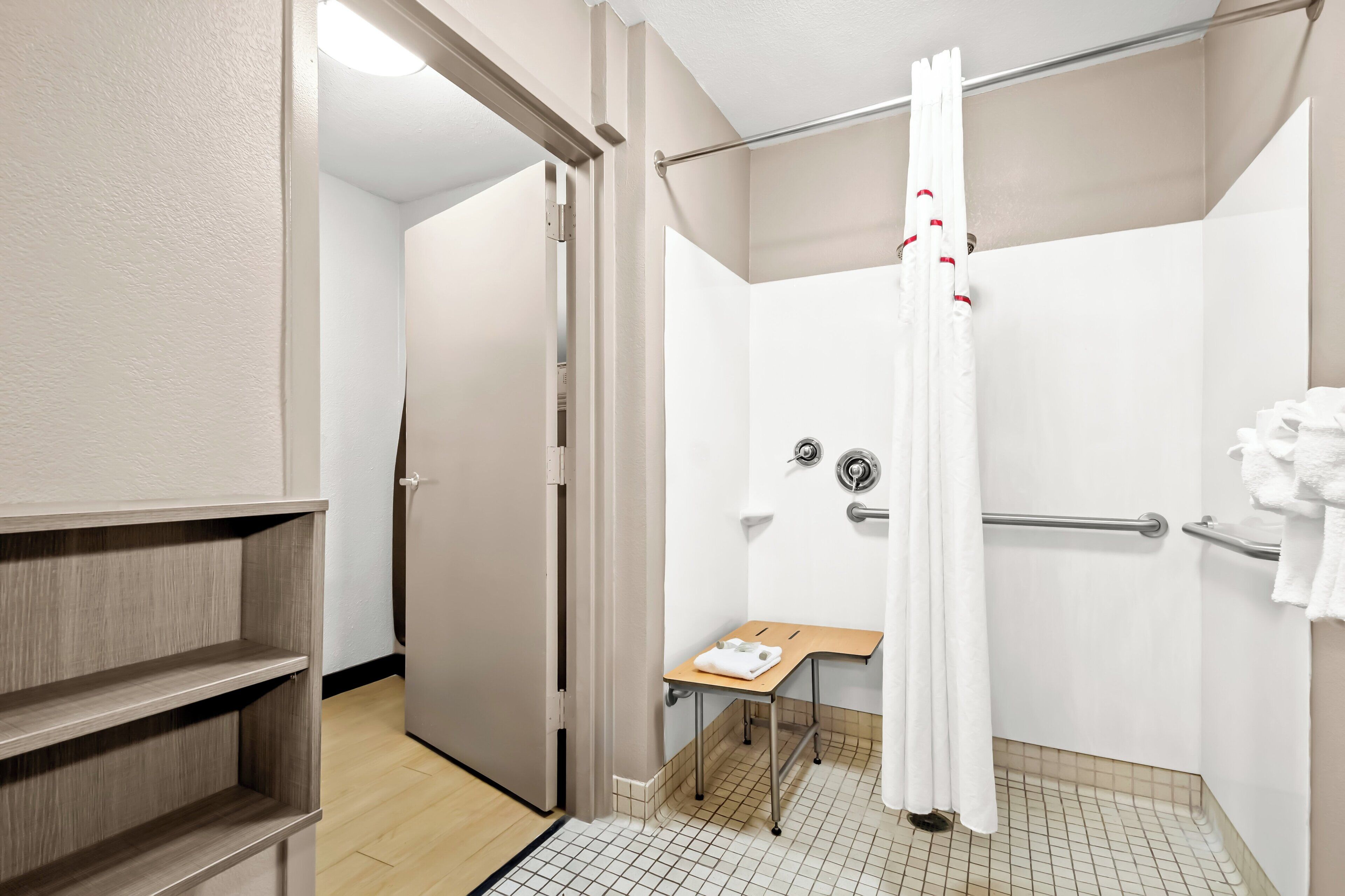 deluxe room, 1 king bed, accessible, non smoking | bathroom | towels