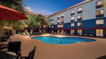 Een seizoensgebonden buitenzwembad en parasols bij het zwembad