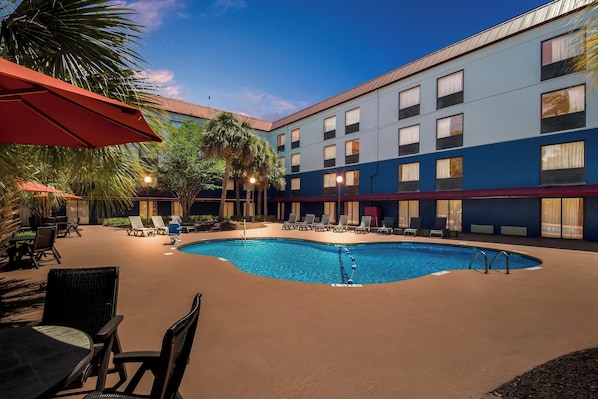 Piscina externa sazonal, funciona das 9h às 22h, guarda-sóis
