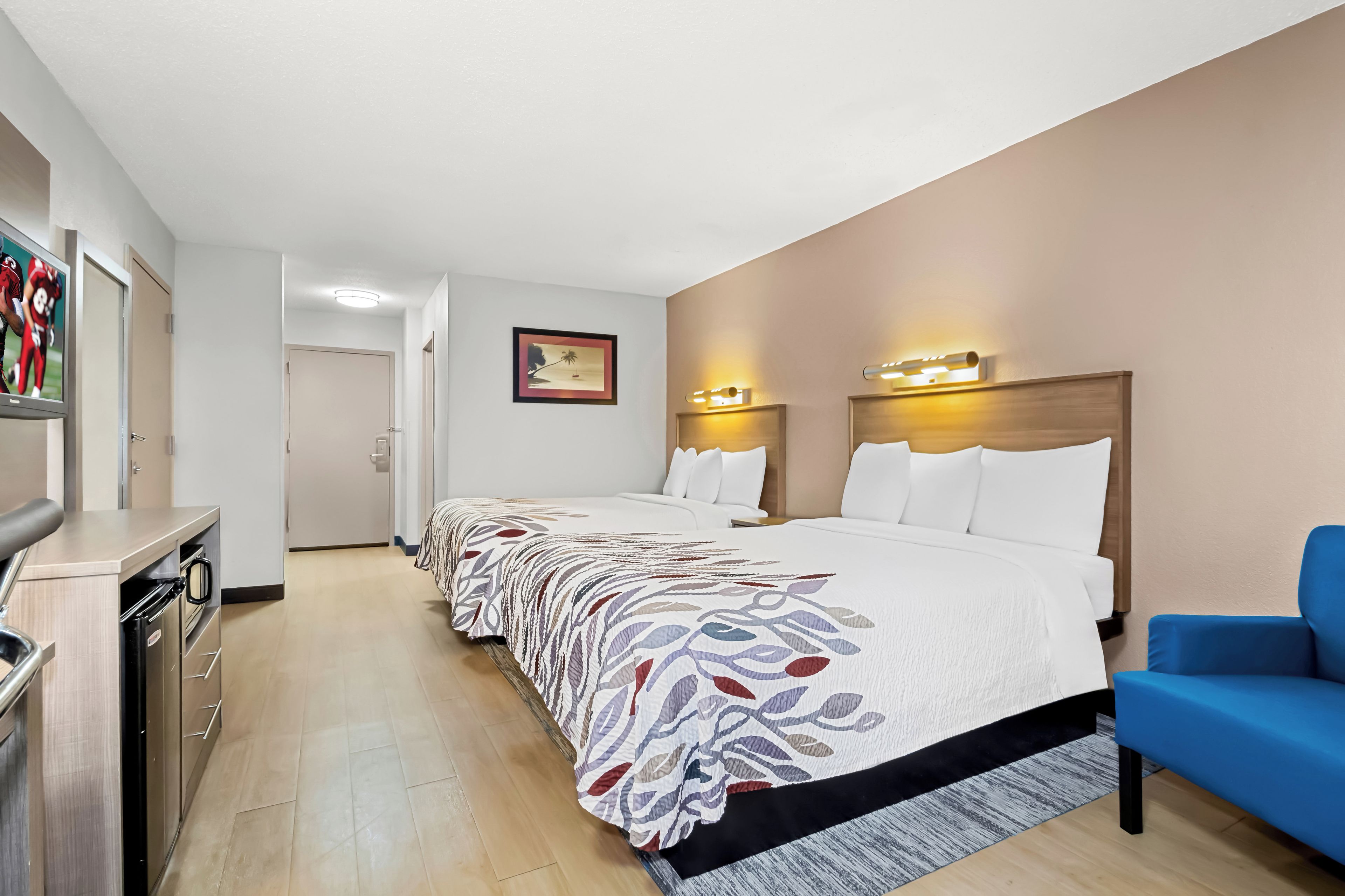 Una camera d'albergo con un letto, comodini, una scrivania e una sedia.