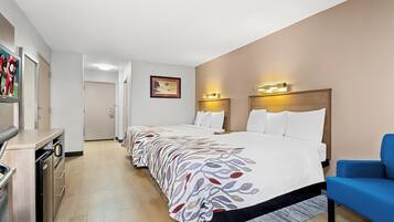 Una camera d'albergo con un letto, comodini, una scrivania e una sedia.