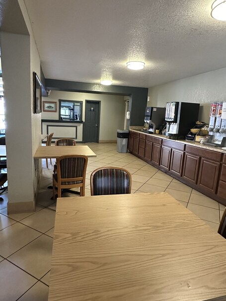 Days Inn Suites by Wyndham Downtown Gatlinburg Parkway - Image 13