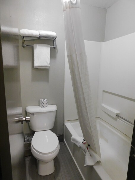 Days Inn Suites by Wyndham Downtown Gatlinburg Parkway - Image 109