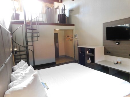 Days Inn Suites by Wyndham Downtown Gatlinburg Parkway - Image 82