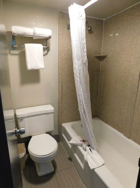 Days Inn Suites by Wyndham Downtown Gatlinburg Parkway - Image 103