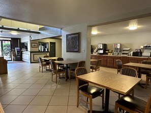 Café da manhã para viagem grátis todos os dias