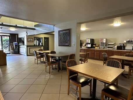 Days Inn Suites by Wyndham Downtown Gatlinburg Parkway - Image 18