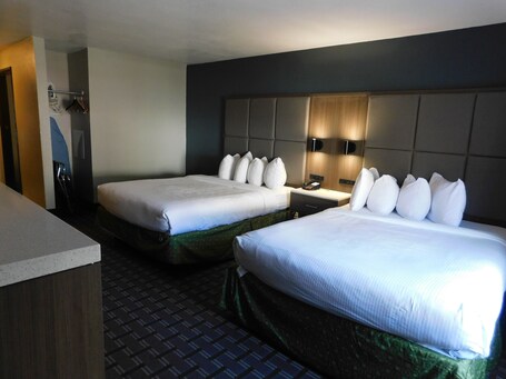 Days Inn Suites by Wyndham Downtown Gatlinburg Parkway - Image 34