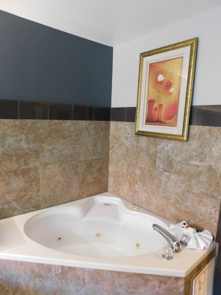 Days Inn Suites by Wyndham Downtown Gatlinburg Parkway - Image 93