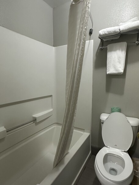 Days Inn Suites by Wyndham Downtown Gatlinburg Parkway - Image 62