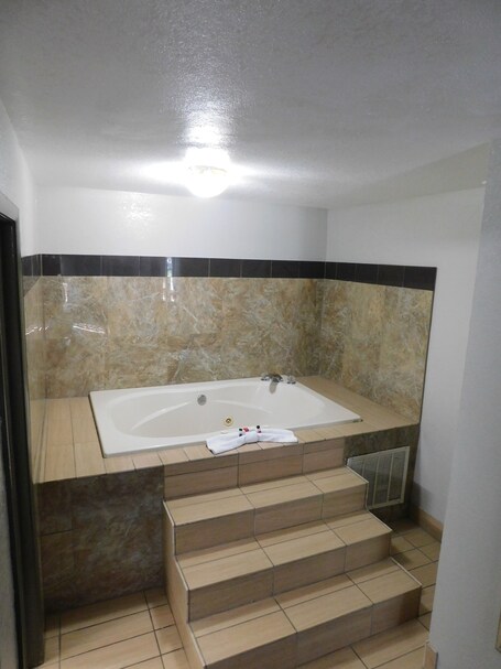 Days Inn Suites by Wyndham Downtown Gatlinburg Parkway - Image 3