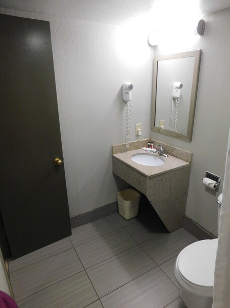 Days Inn Suites by Wyndham Downtown Gatlinburg Parkway - Image 107