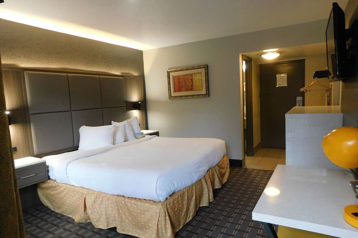 Ropa de cama de alta calidad, camas con pillow-top y escritorio