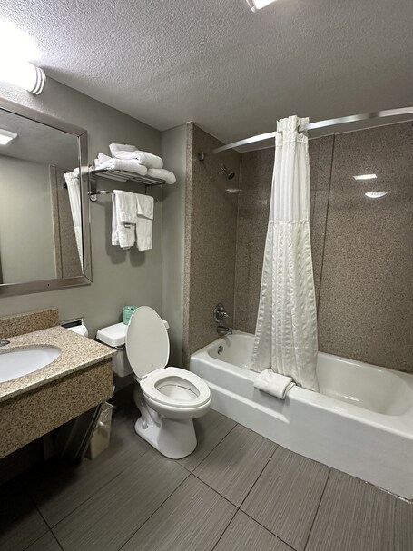 Days Inn Suites by Wyndham Downtown Gatlinburg Parkway - Image 17