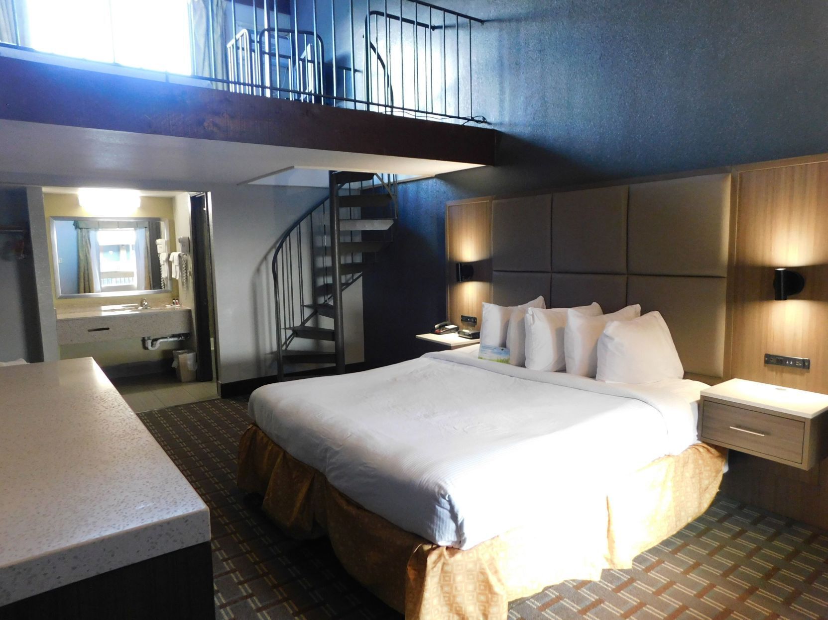 Ropa de cama de alta calidad, camas con pillow-top y escritorio 