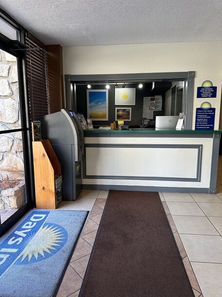 Days Inn Suites by Wyndham Downtown Gatlinburg Parkway - Image 4