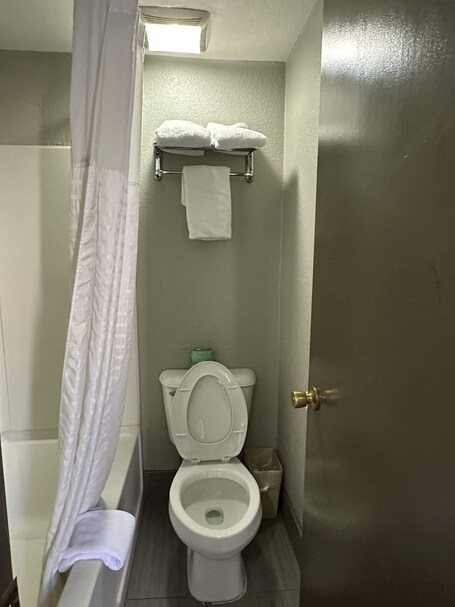 Days Inn Suites by Wyndham Downtown Gatlinburg Parkway - Image 70