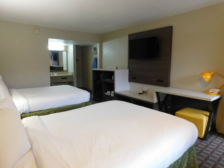 Days Inn Suites by Wyndham Downtown Gatlinburg Parkway - Image 61