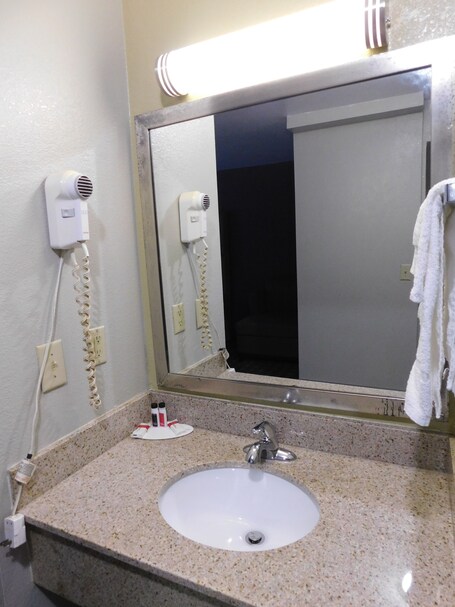 Days Inn Suites by Wyndham Downtown Gatlinburg Parkway - Image 94