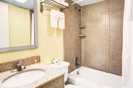 Days Inn Suites by Wyndham Downtown Gatlinburg Parkway - Image 52