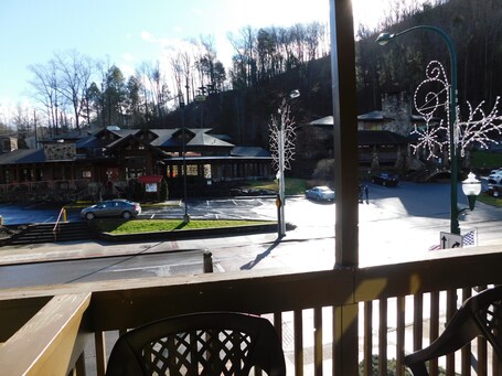 Days Inn Suites by Wyndham Downtown Gatlinburg Parkway - Image 16