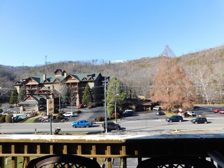 Days Inn Suites by Wyndham Downtown Gatlinburg Parkway - Image 1