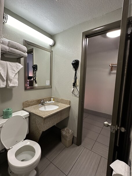 Days Inn Suites by Wyndham Downtown Gatlinburg Parkway - Image 59