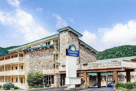 Days Inn Suites by Wyndham Downtown Gatlinburg Parkway - Image 15