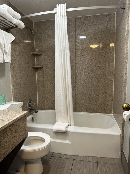 Days Inn Suites by Wyndham Downtown Gatlinburg Parkway - Image 27