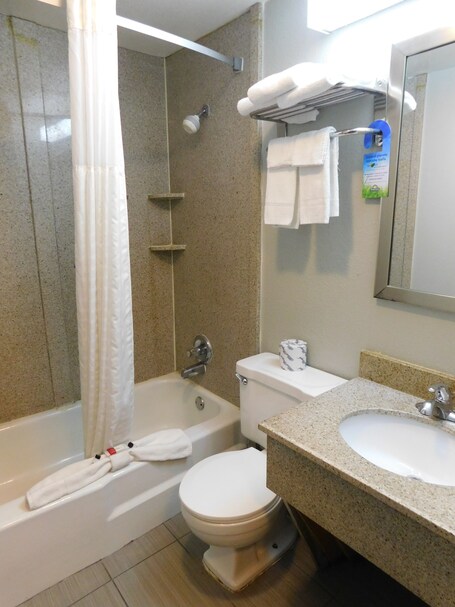 Days Inn Suites by Wyndham Downtown Gatlinburg Parkway - Image 95