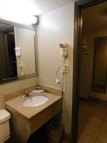 Days Inn Suites by Wyndham Downtown Gatlinburg Parkway - Image 53