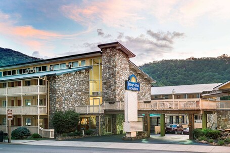 Days Inn Suites by Wyndham Downtown Gatlinburg Parkway - Image 8