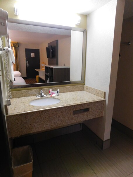 Days Inn Suites by Wyndham Downtown Gatlinburg Parkway - Image 98