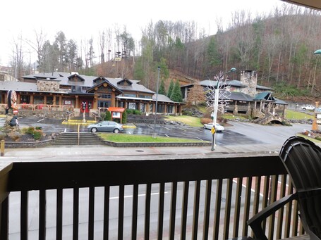 Days Inn Suites by Wyndham Downtown Gatlinburg Parkway - Image 9