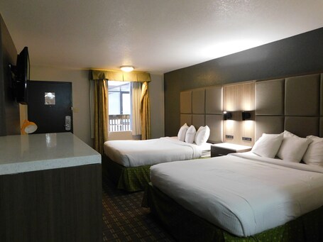 Days Inn Suites by Wyndham Downtown Gatlinburg Parkway - Image 25