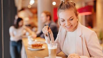 Serverer lunsj og middag