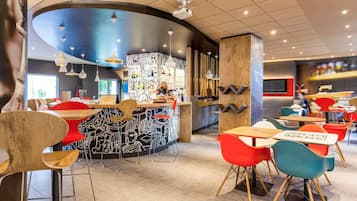 Serves lunch and dinner