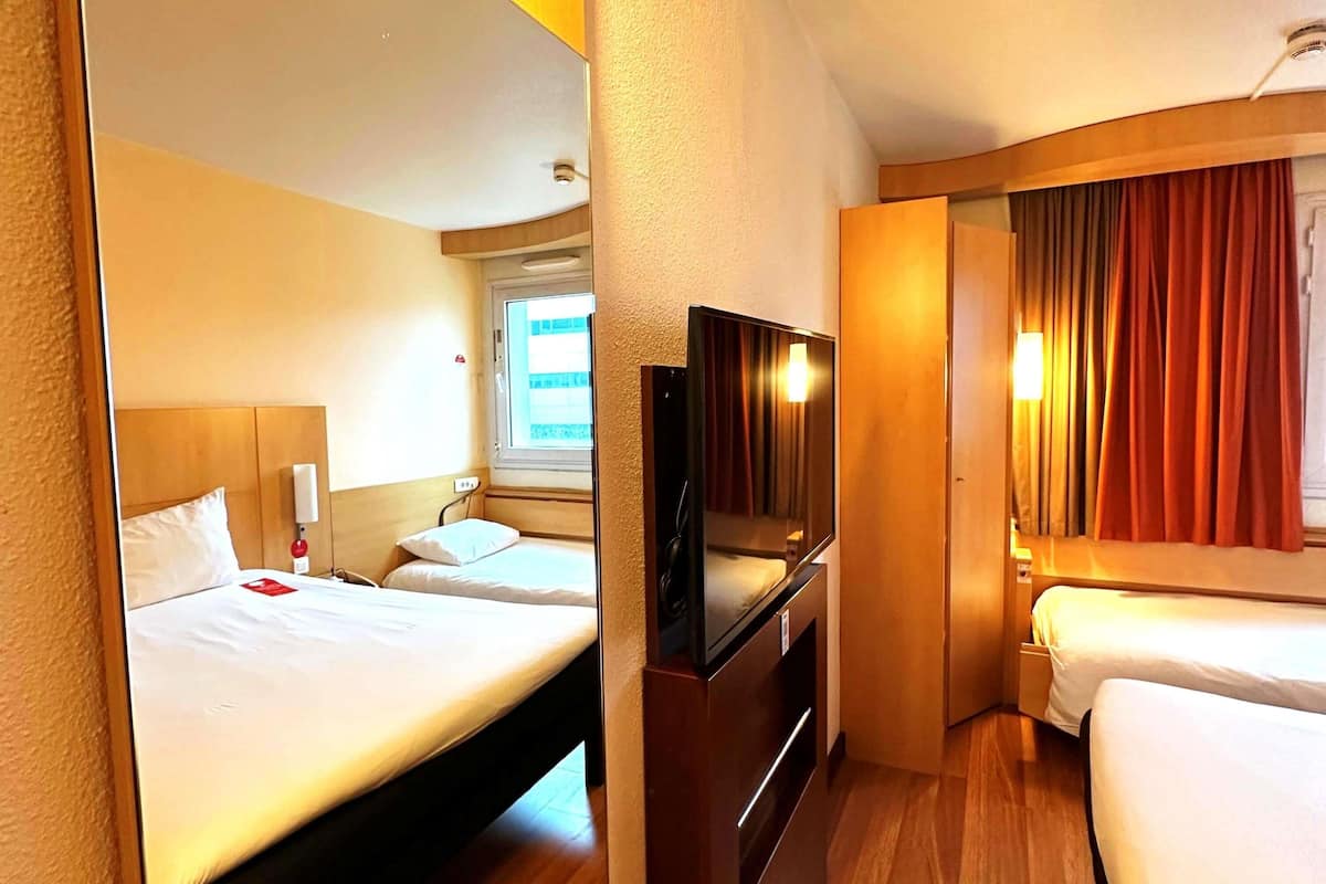 Standard-huone, 1 parisänky, esteetön (Accessible) | Työpöytä, äänieristys, silitysrauta/-lauta, ilmaiset vauvansängyt