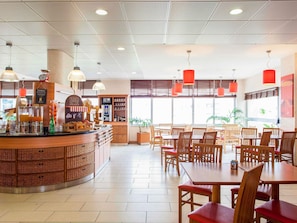 Café da manhã com buffet todos os dias (EUR 9.50 por pessoa)