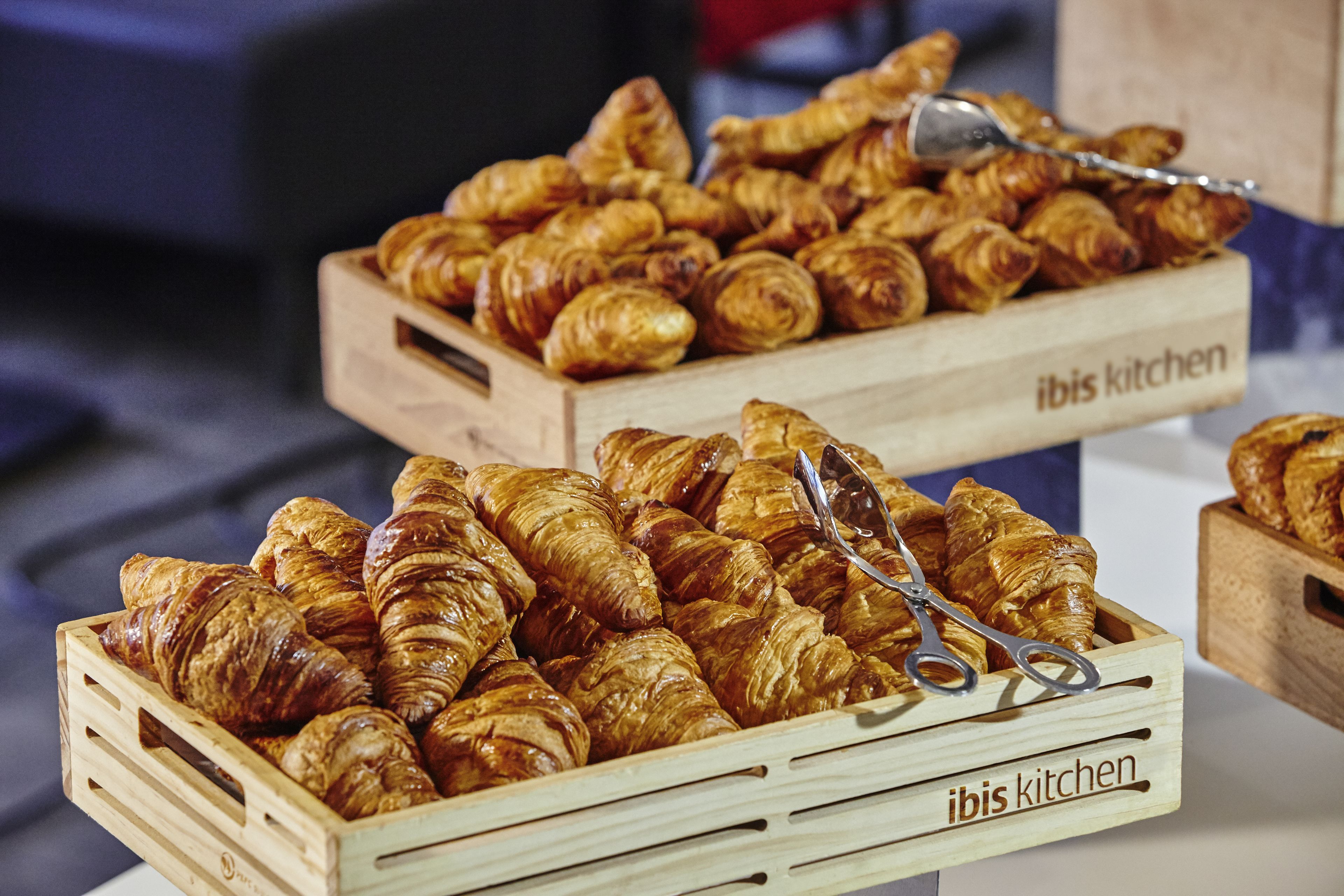 Puiset laatikot, jotka oli täytetty croissant-leivonnaisilla ja joissa oli merkintä ”Ibis-keittiö”.