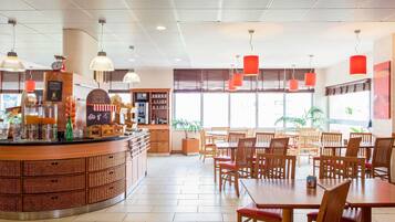 Petit déjeuner buffet (9.50 EUR par personne)