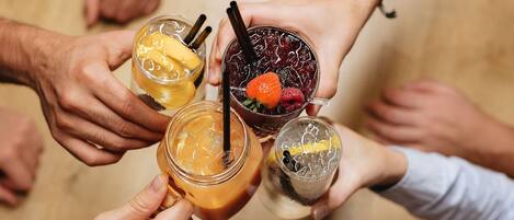 Un grupo de personas sosteniendo diferentes bebidas, posiblemente en un evento social.