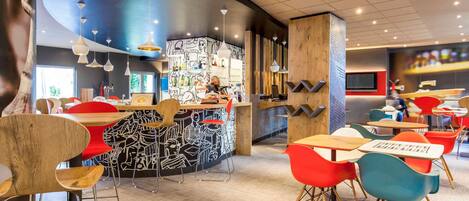 Serves lunch and dinner