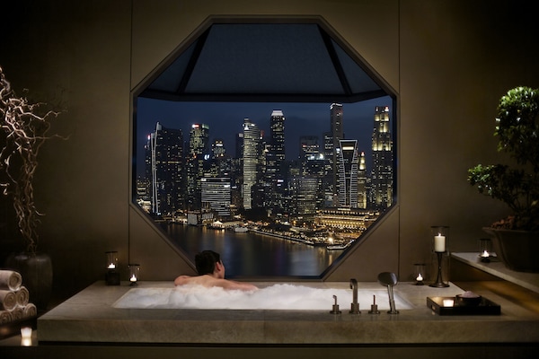Separate tub and shower, deep soaking tub, rainfall showerhead