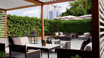 2 restaurants, breakfast, lunch, dinner served; international cuisine