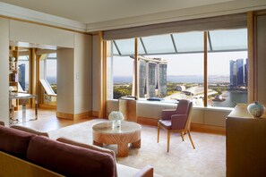 1 Bedroom Suite, 1 King Bed, Non Smoking, Bay View, Club Access | Living room | 55-inch LED TV with cable channels, Smart TV, Netflix - The Ritz-Carlton, Millenia Singapore (Singapore)