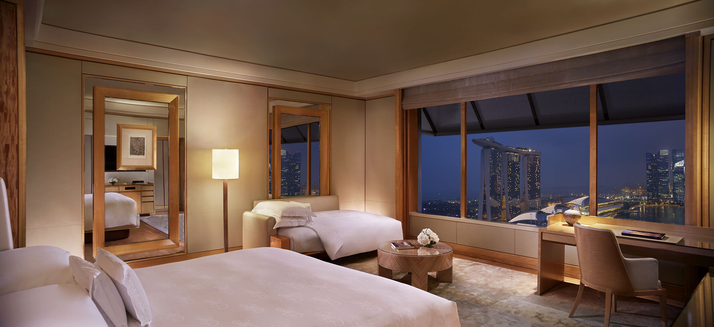Kamar Grand, 1 Tempat Tidur King dengan tempat tidur Sofa, pemandangan teluk (Bay View) | Seprai premium, selimut bulu angsa, minibar, dan brankas